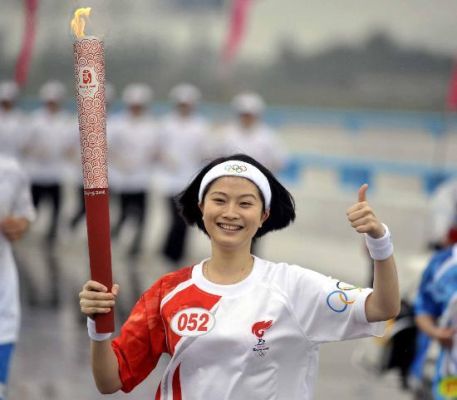 2008年奥运会火炬手穿的衣服是什么材质？2008奥运会火炬手