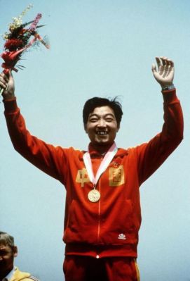 中国第一个参加奥运会运动员获得的奖？首次为中国获得夏季奥运会金牌的运动员是