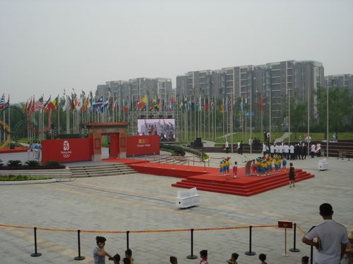 玩北京奥运村白天还是晚上好（奥运会举办城市街景）